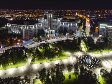 Kharkiv şehir merkezindeki yeşil parktaki modern çeşmeli Karazin Ulusal Üniversitesi binası