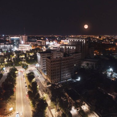 Özgürlük Meydanı 'nın yukarısında dolunay ve Ukrayna' nın Harkiv kentindeki Klochkivsky Descent şehrinden Karazin Üniversitesi bina manzaralı hava sahnesi.
