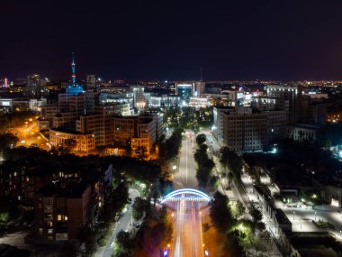 Derzhprom ve Karazin Ulusal Üniversitesi binaları, Klochkivsky 'den Zoolohichnyy köprüsü, Ukrayna' nın başkenti Kharkiv 'deki Özgürlük Meydanı manzarasını aydınlatmıştır.