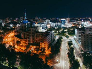 Derzhprom ve Karazin Ulusal Üniversitesi 'nin Özgürlük Meydanı' ndaki hava manzarası Ukrayna 'nın Harkiv kentini gece aydınlatmıştı.