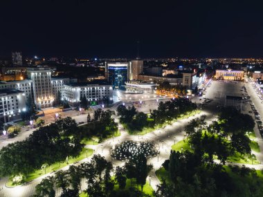 Ukrayna 'nın başkenti Kharkiv' de Çeşme, Üniversite ve Otel 'le aydınlatılmış