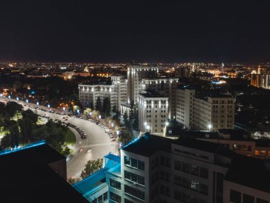 Ukrayna 'nın Kharkiv kentindeki Karazin Ulusal Üniversitesi binasındaki Derzhprom binasından havadan gece manzarası