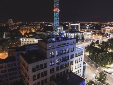 Ukrayna 'nın Kharkiv kentindeki Özgürlük Meydanı' ndaki Derzhprom binasından hava gece görüşü