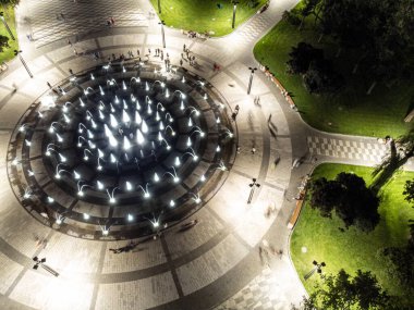 Yuvarlak, aydınlık fıskiyenin gece çekimleri.