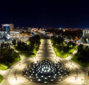 Ukrayna 'nın Kharkiv kentindeki havacılık gecesi, havuz ve aydınlık binalarla Özgürlük Meydanı manzarası