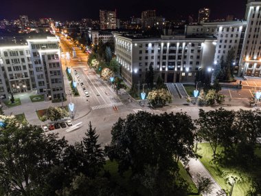 Harkiv şehir merkezinin gece görüntüsü. Parlak ışıklandırılmış binalar var.