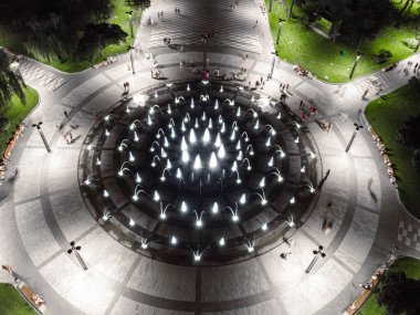 Ukrayna 'nın Kharkiv kentindeki Özgürlük Meydanı' nda gece vakti havadan aydınlanan çember çeşmesine bakın.