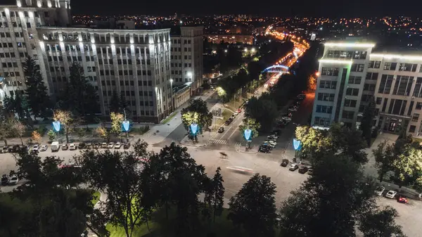 Gece Kharkiv şehir merkezi caddeleri aydınlık binalarla dolu