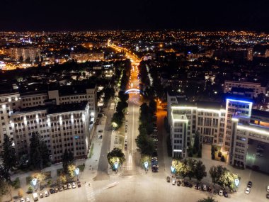 Derzhprom, Karazin Ulusal Üniversitesi binaları ve Kharkiv kentindeki Zoolohichnyy köprüsü yakınlarındaki hava geceleri aydınlandı.