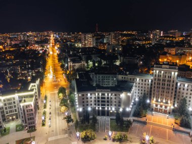 Kharkiv şehir merkezi caddelerindeki hava saatleri üniversite binasını aydınlattı