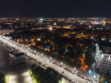 Kharkiv şehir merkezinin gece görüntüsü Özgürlük Meydanı sokaklarında aydınlık binalar ve parklarla