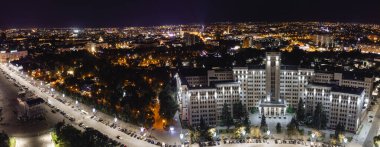 Ukrayna 'nın başkenti Kharkiv' de Özgürlük Meydanı 'ndaki aydınlık Karazin Üniversitesi binası ile hava gece panoraması