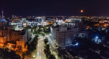 Ukrayna 'nın Klochkivskyj Descent kentindeki Derzhprom ve Karazin Ulusal Üniversitesi binalarıyla Özgürlük Meydanı panoramik şehir manzarasını aydınlatmıştır.