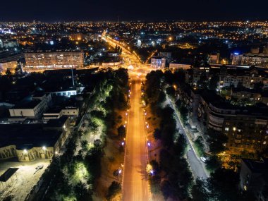 Gece vakti Harkiv şehir sokaklarının ve kavşakların uzun süre aydınlık binalarla çekilmiş görüntüleri.