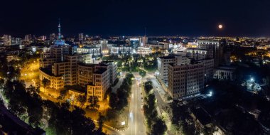 Ukrayna 'nın Harkiv kentindeki Klochkivsky Descent kentinden Derzhprom ve Karazin Ulusal Üniversitesi binalarıyla hava sahasında Özgürlük Meydanı manzarası aydınlandı