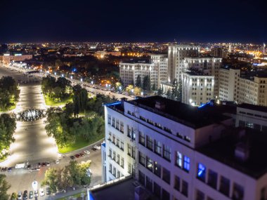 Özgürlük Meydanı 'ndaki Derzhprom binasından ve Ukrayna' nın aydınlanmış Kharkiv kentindeki Üniversite 'den hava gece panoraması