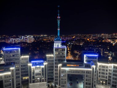 Harkiv Şehri Özgürlük Meydanı 'nda Mavi Işık ve Antenli Derzhprom Binası