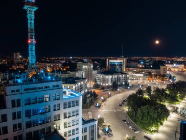 Özgürlük Meydanı 'ndaki Derzhprom binasının çatısı ve Ukrayna' nın Kharkiv kentindeki Karazin Ulusal Üniversitesi 'nin hava gece manzarası