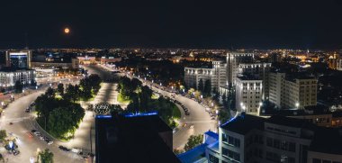 Özgürlük Meydanı 'ndaki Derzhprom binasından Kharkiv şehrine dolunay ile aydınlatılmış gece panoraması, Ukrayna