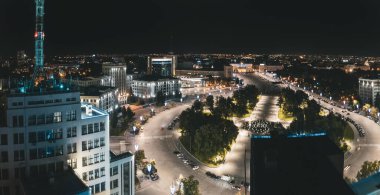 Ukrayna 'nın Kharkiv kentindeki Özgürlük Meydanı' ndaki Derzhprom binasından havadan gece manzarası manzarası