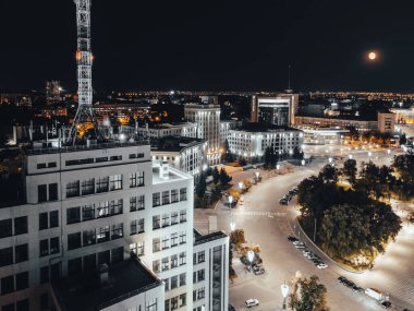 Ukrayna 'nın Kharkiv kentindeki Özgürlük Meydanı' ndaki Derzhprom binasından hava gece görüşü