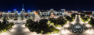 Geceleri Ukrayna 'nın Kharkiv kentindeki Derzhprom ve Ulusal Üniversite binalarıyla aydınlanan Özgürlük Meydanı' nın hava manzarası