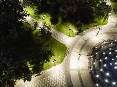 Kharkiv şehir merkezindeki aydınlatılmış çeşmenin gece görüntüsü.