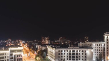 Ukrayna 'nın Kharkiv kentindeki hava geceleri binaları aydınlattı