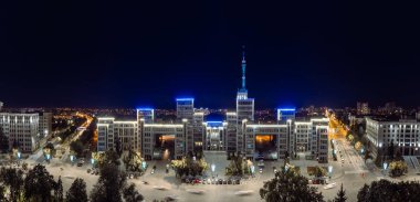 Ukrayna 'nın Kharkiv kentindeki Özgürlük Meydanı' nda mavi ışıklı Derzhprom binasının hava gece manzarası