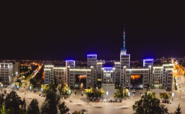 Derzhprom binasının şehir merkezindeki Özgürlük Meydanı 'nda ışıklandırmalı gece panoraması.