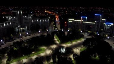 Karazin Üniversitesi binaları, Derzhprom yakınlarındaki caddeler ve meydelerin aydınlatıldığı hava gecesi, Ukrayna 'nın Kharkiv kentinde köprü ile inişe geçerken ileri görüşlü olun.