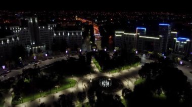 Karazin Üniversitesi binaları Derzhprom yakınlarındaki caddeler ve meydelerin aydınlatıldığı hava geceleri Ukrayna 'nın Harkiv kentindeki köprüden aşağı doğru uçuyor.