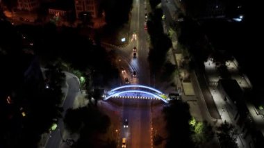 Hava Gecesi Zoolohichnyy Köprüsü Kharkiv şehrindeki Klochkivsky Descent 'e aydınlatma ile bakıyor