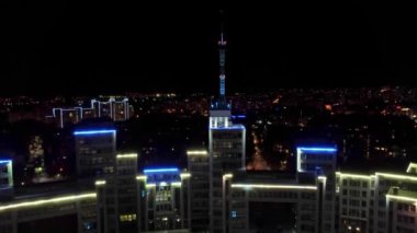 Ukrayna 'nın başkenti Kharkiv' deki Özgürlük Meydanı 'nda mavi ışıklı Derzhprom binasına gece kulesi.