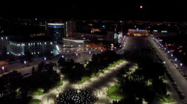 Ukrayna 'nın Kharkiv kentindeki parkın ve binaların aydınlatıldığı Özgürlük Meydanı' nın çekim görüntüleri.