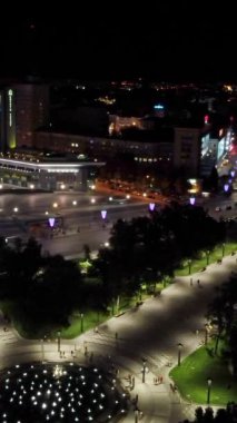 Ukrayna 'nın Kharkiv kentindeki aydınlık park ve binalarla dolu Özgürlük Meydanı hava sahası tavanı dikey