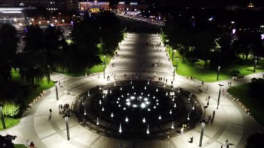 Ukrayna 'nın Kharkiv kentindeki Özgürlük Meydanı' nda gece vakti havadan parlayan çember fıskiyesi
