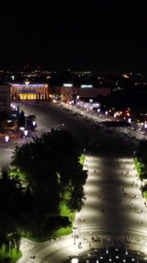 Özgürlük Meydanı 'nın havadan çekilmiş dikey görüntüleri. Çeşmeli, aydınlık sokaklar ve Ukrayna' nın Kharkiv şehrindeki binalar.