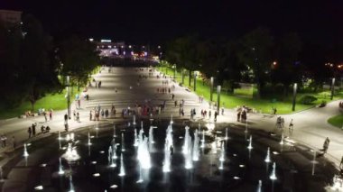 Ukrayna 'nın Kharkiv kentindeki Özgürlük Meydanı' nda gece vakti modern parlayan çember üzerindeki hava patlaması.