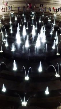 Kharkiv Şehri Özgürlük Meydanı 'ndaki aydınlık çeşmenin dikey havadan bakışı