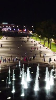 Ukrayna 'nın Kharkiv kentindeki Özgürlük Meydanı' nda gece vakti kurumuş fıskiyeyle modern dinlenme alanında havadan çekim.