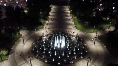 Özgürlük Meydanı 'ndaki Kharkiv şehir merkezindeki aydınlık çeşmenin gece havası.
