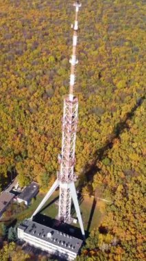 Gökyüzü yayın kulesi antenleri sonbahar ormanlarında renkli yapraklarla dolu.