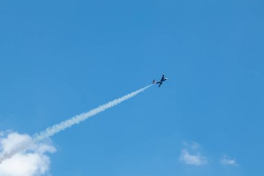 Aero L29 Delfn jet uçağı bulutlu mavi gökyüzü arka planıyla hava gösterisinde