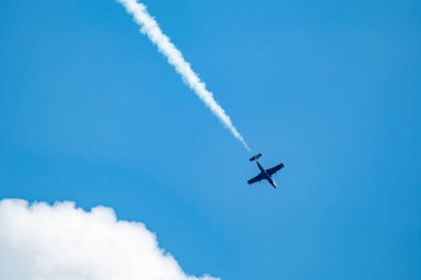 L-29 jet uçağı mavi gökyüzü arka planında kontrastlı buhar