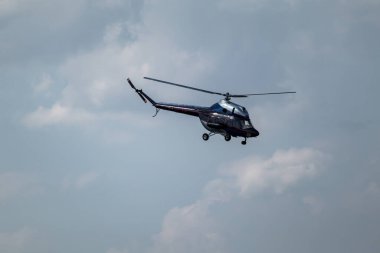 Mi-2MSB helikopteri bulutların üzerinde uçuyor, bulutlu bir günde.