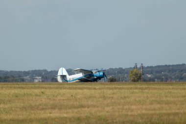 Light An-2 tek motorlu çift motorlu uçaklar hava gösterisi çim sahasından kalkıyor.