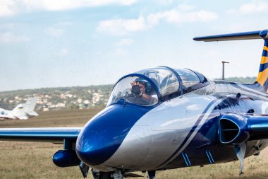 Aero L-29 Delfn jet uçağı, havacılık gösterisi pistinde yakın plan.