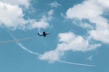 Mavi Aero L-29 Delfn jet uçakları mavi bulutlu gökyüzü arka planında hava gösterisi akrobasilerine ters düşüyor.