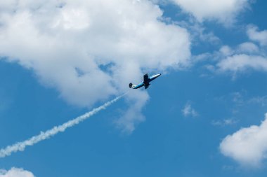 Sahne Aero L-29 Delfn jet uçağı bulutlu hava gösterisinde iz bırakıyor.